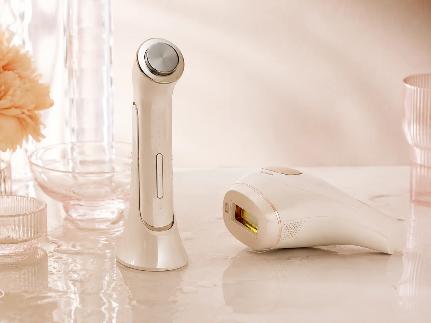 美顔器と家庭用光美容器を並べたイメージ